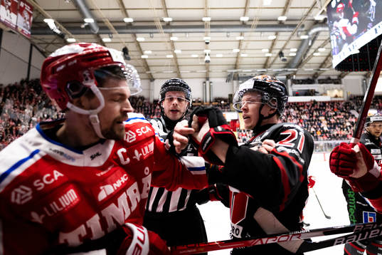 Örebros Linus Öberg och kamp med Timrås Anton Lander