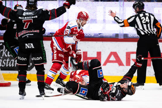 Örebros Oliver Eklind jublar