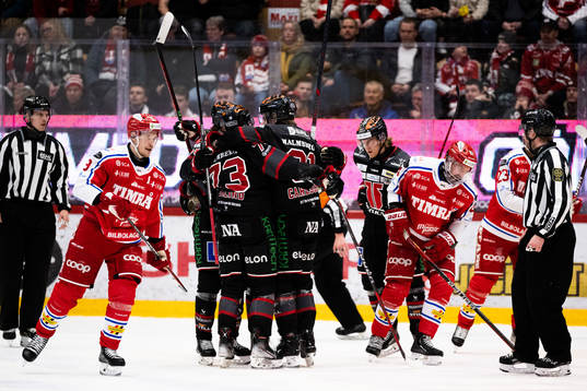 Örebros Oliver Eklind jublar