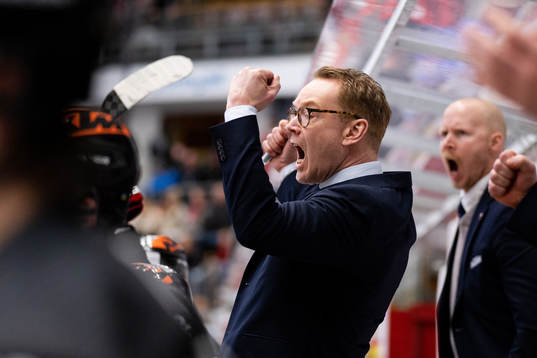 Örebros tränare Niklas Eriksson jublar