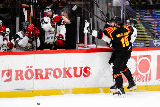 Brynäs Simon Bertilsson och Malmö Redhawks Johan Olofsson