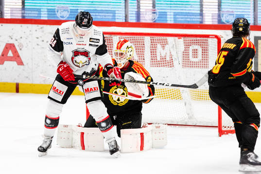 Malmö Redhawks Carl Söderberg och Brynäs målvakt Jussi