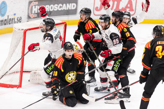 Malmö Redhawks Ponthus Westerholm och Carl Persson jublar