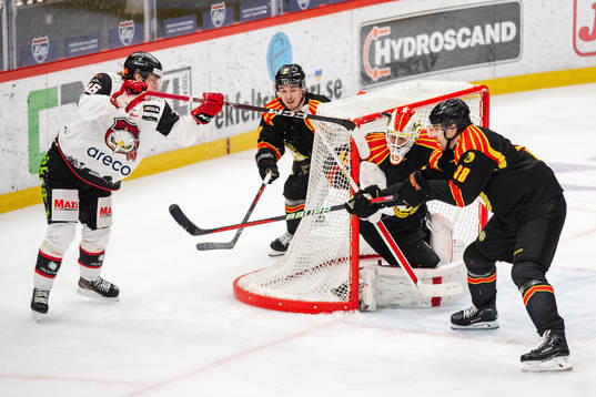 Malmö Redhawks Lukas Wernblom och Brynäs målvakt Jussi