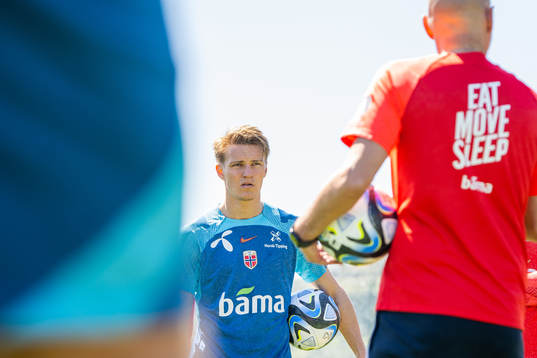 Martin Ødegaard listens to Ståle Solbakken, head coach of