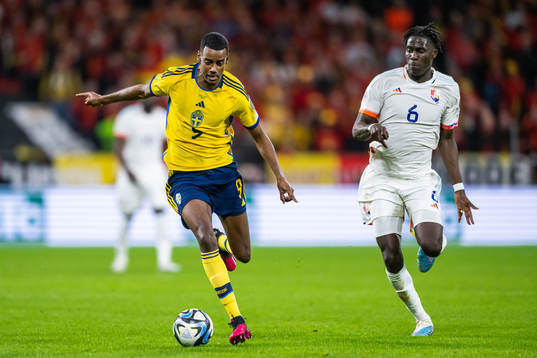 Alexander Isak of Sweden and Amadou Onana of Belgium