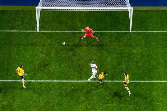 Romelu Lukaku of Belgium scores 0-1 behind goalkeeper Robin