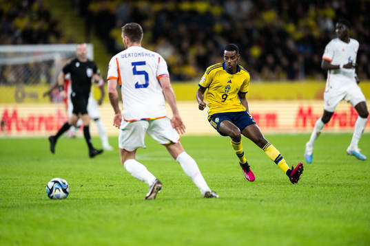 Jan Vertonghen of Belgium and Alexander Isak of Sweden