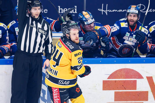 Luleås Brendan Shinnimin vid Växjös avbytarbås