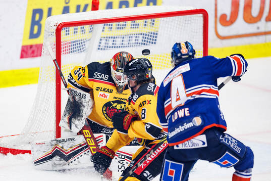 Luleås målvakt Joel Lassinantti när Växjös Keegan Lowe