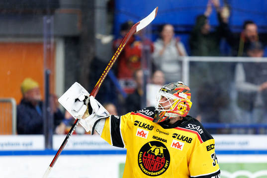 Luleås målvakt Joel Lassinantti jublar