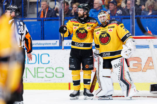 Luleås Pontus Själin och målvakt Joel Lassinantti jublar