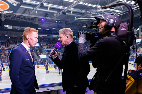 Växjös tränare Jörgen Jönsson blir intervjuad av