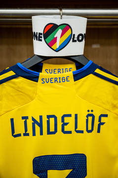 The captains armband together with Victor Nilsson