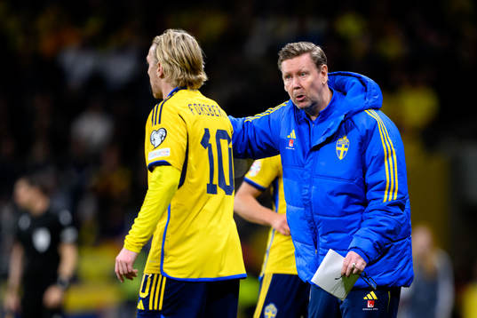 Assistant coach Peter Wettergren talks to Emil Forsberg of