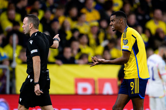 Referee Orel Grinfeeld and Alexander Isak of Sweden