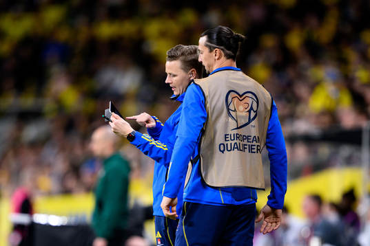 Goalkeeper coach Maths Elfvendal talks to Zlatan