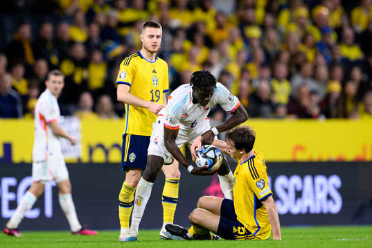 Amadou Onana of Belgium and Hjalmar Ekdal of Sweden