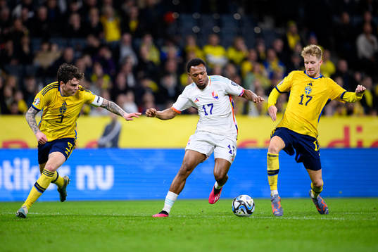 Lois Openda of Belgium against Victor Nilsson Lindelöf