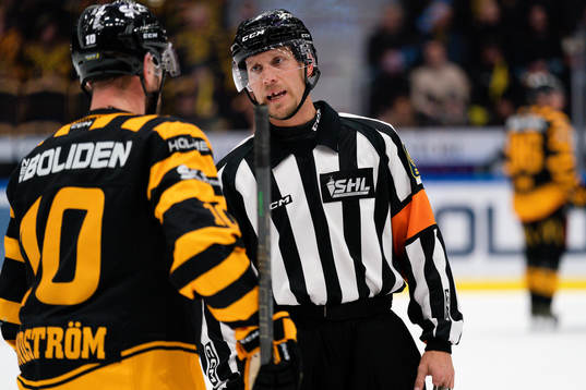 Domare Andreas Harnebring och Skellefteå AIKs Joakim