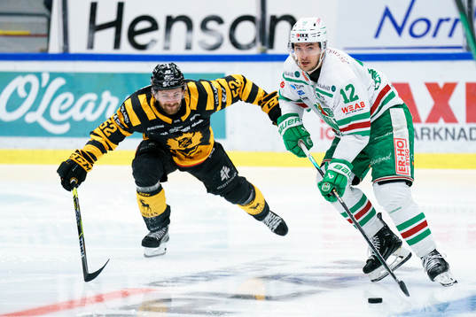 Skellefteå AIKs Arvid Lundberg och Rögles Brady Ferguson
