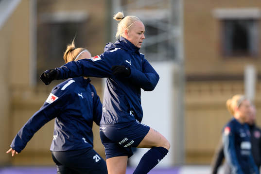 FC Rosengårds Caroline Seger värmer upp innan