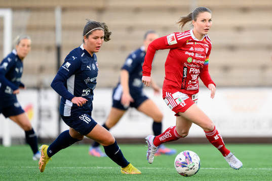 FC Rosengårds Emilia Larsson och Piteås Fanny Andersson