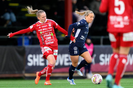 Piteås Tuva Skoog och FC Rosengårds Mia Persson