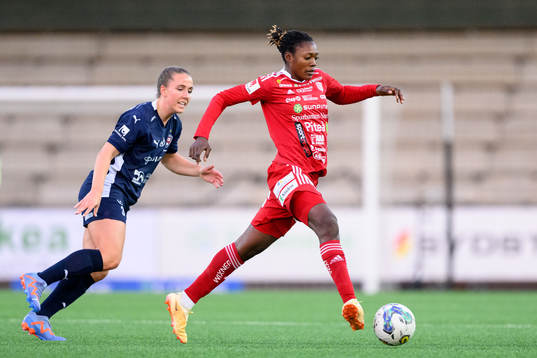 FC Rosengårds Gudrun Arnardottir och Piteås Anam Imo