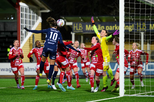 FC Rosengårds Loreta Kullashi nickar in bollen till 1-0