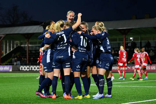 FC Rosengårds spelare jublar