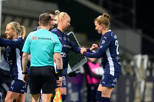 FC Rosengårds Caroline Seger får kaptensbindeln av Emma
