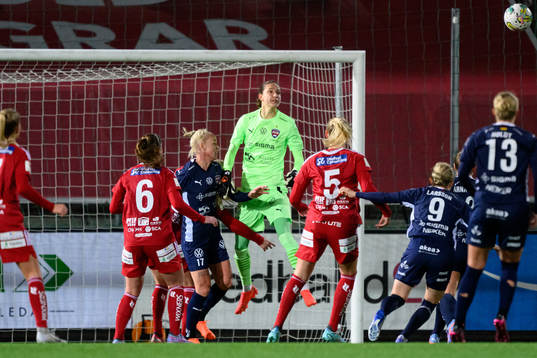 FC Rosengårds Caroline Seger målvakt Somea Polozen krockar
