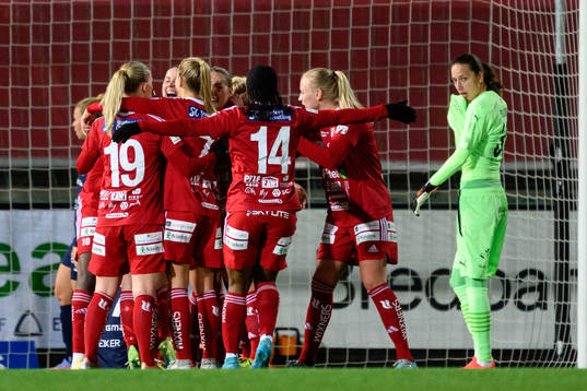 Piteås spelare jublar och FC Rosengårds målvakt Somea