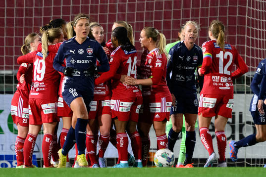 FC Rosengårds Loreta Kullashi och Caroline Seger deppar