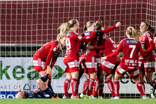 Piteås Hanna Andersson jublar med lagkamrater