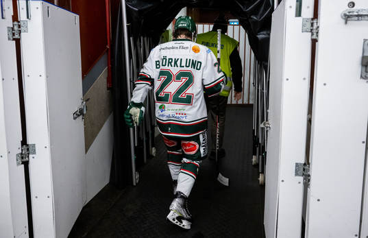 Tingsryds Tobias Björklund lämnar isen