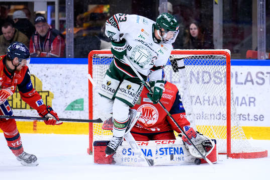Tingsryds Daniel Öhrn och Västerviks målvakt Emil Kruse