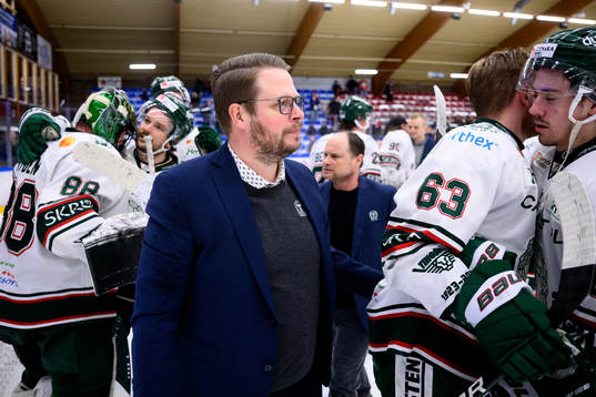 Tingsryds tränare Fredrik Glader jublar