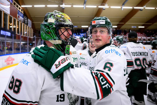 Tingsryds målvakt Tomas Ryden och Jacob Lundegård jublar