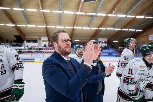 Tingsryds tränare Fredrik Glader jublar