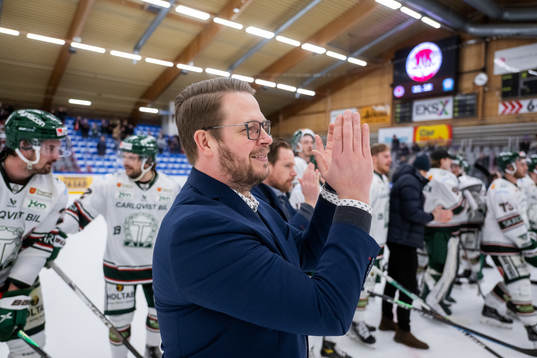 Tingsryds tränare Fredrik Glader jublar