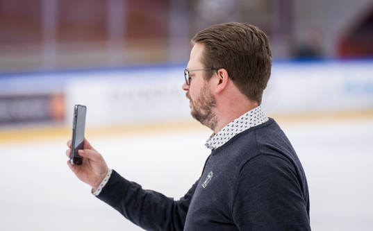 Tingsryds tränare Fredrik Glader filmar jublet