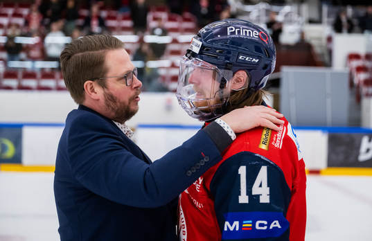 Tingsryds tränare Fredrik Glader tröstar Västerviks Erik