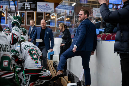 Tingsryds tränare Fredrik Glader jublar