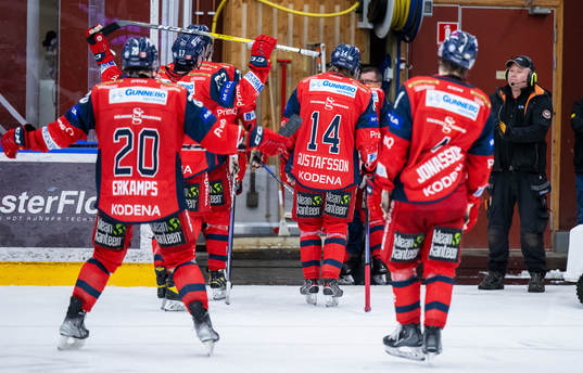 Västerviks spelare lämnar isen