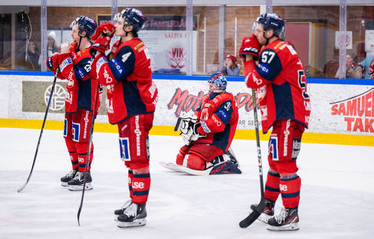 Västerviks målvakt Emil Kruse deppar med lagkamrater