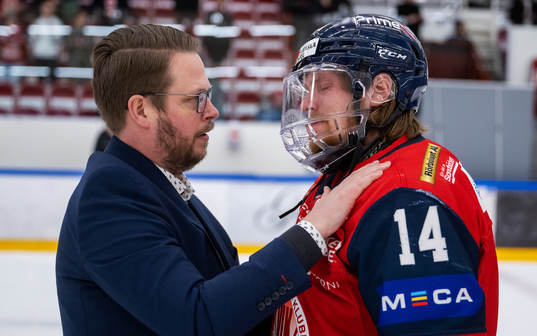 Tingsryds tränare Fredrik Glader tröstar Västerviks Erik