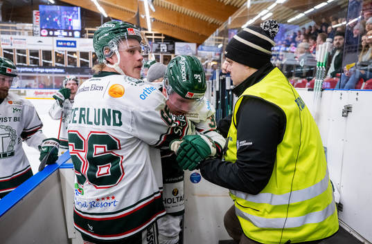 Tingsryds Felix Olsson lämnar isen skadad