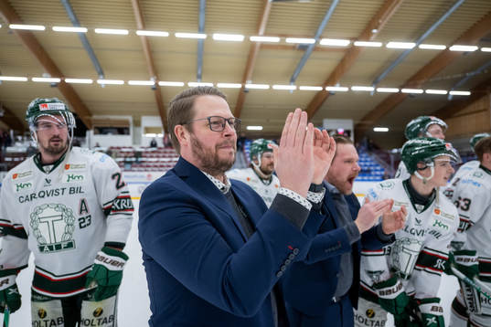 Tingsryds tränare Fredrik Glader jublar